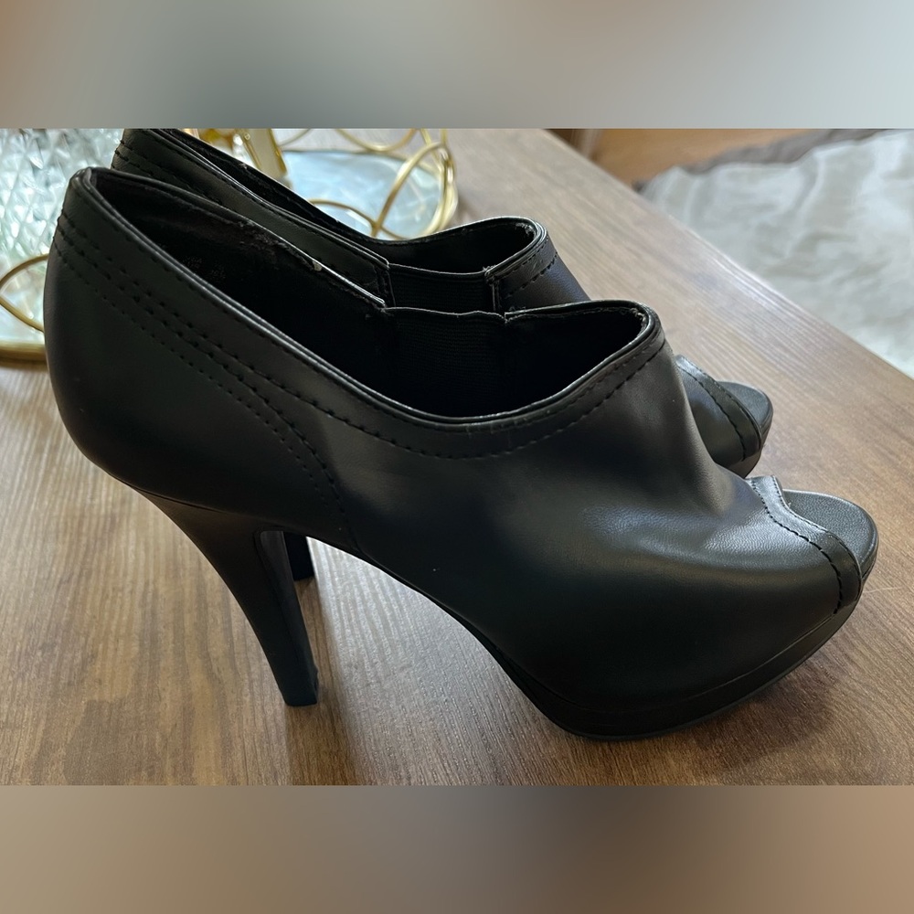 Fioni women’s Elegant Black Peep-Toe Heels shoes size 7.5